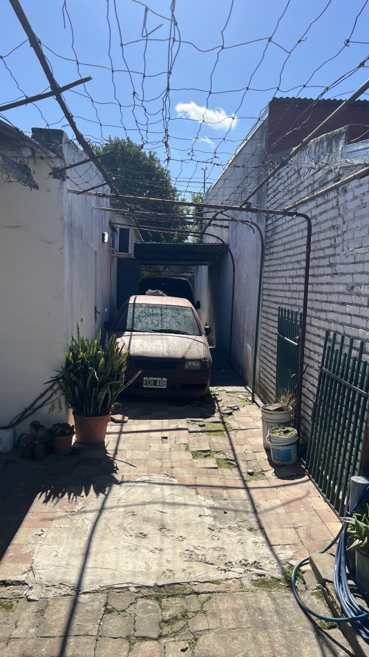 Increible casa en venta en Alberti 2600 2 dorm