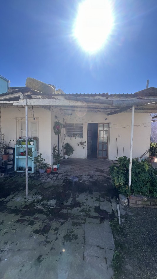 Increible casa en venta en Alberti 2600 2 dorm