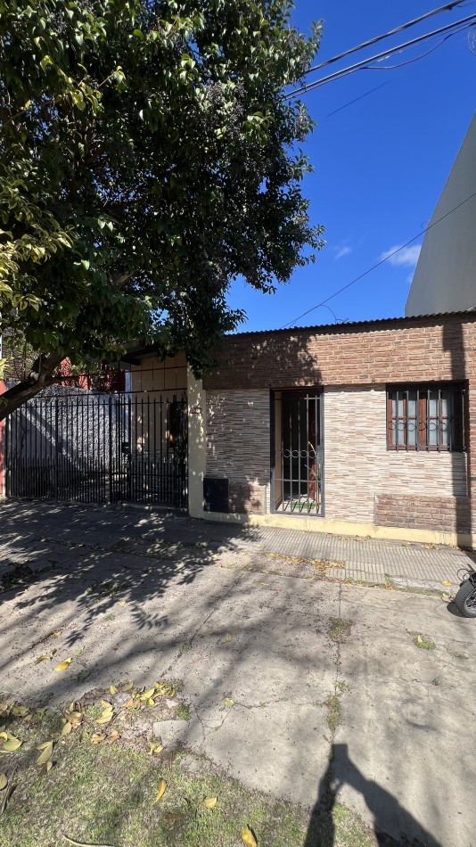 Increible casa en venta en Alberti 2600 2 dorm