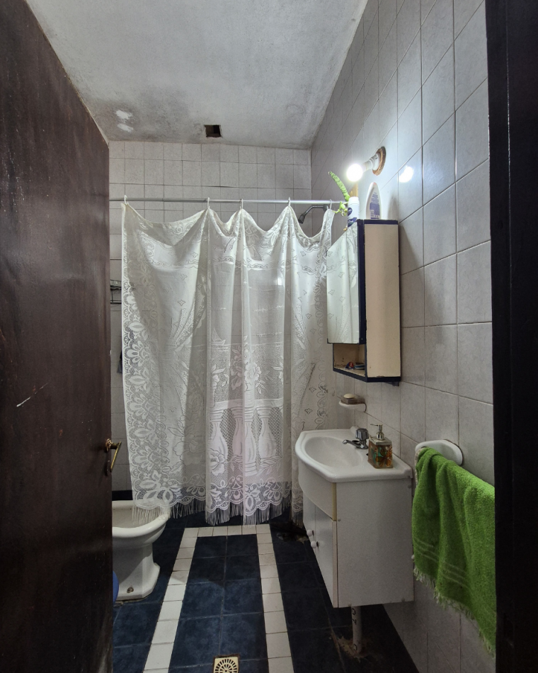 Increible casa en venta en Alberti 2600 2 dorm