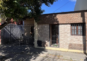 Increible casa en venta en Alberti 2600 2 dorm